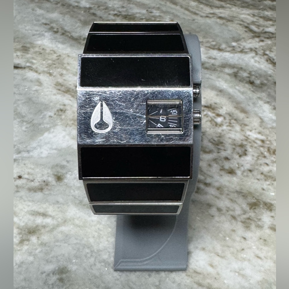 Nixon rotolog watch black and silver